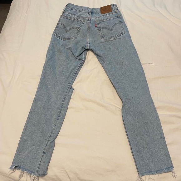 LEVI- Mid/High Rise Wedgie jeans - Picture 2 of 3